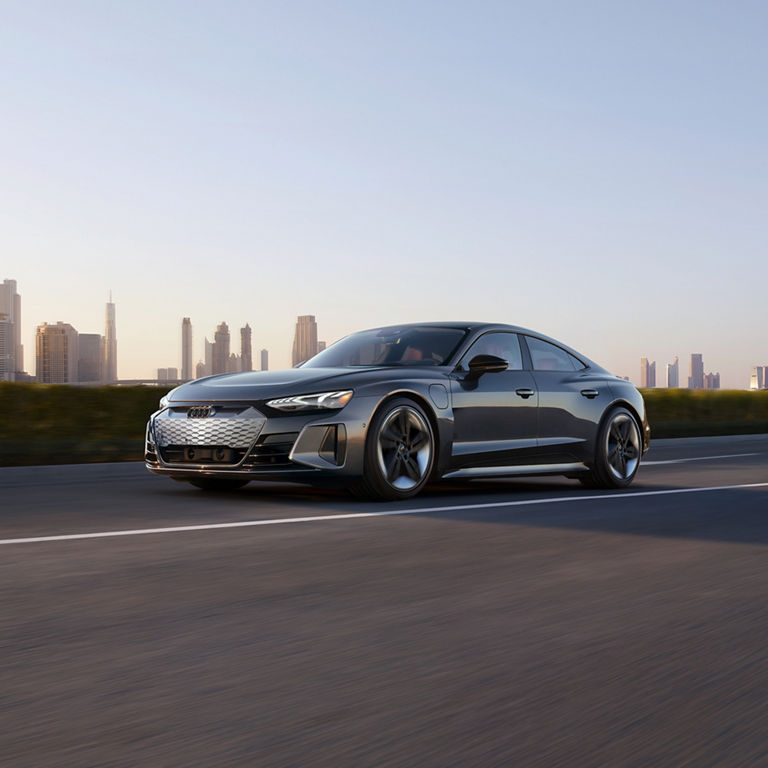 Vue latéral aux trois quarts de l'Audi RS e-tron GT en déplacement. 