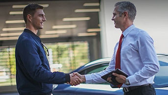 An Audi employee shaking a customers hand.