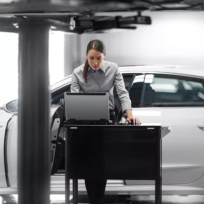  An Audi employee using a computer.