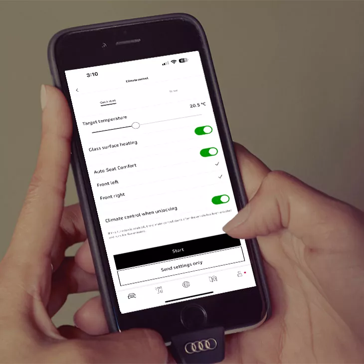 Personne utilisant l’application myAudi de son téléphone intelligent pour vérifier l’état de son véhicule.