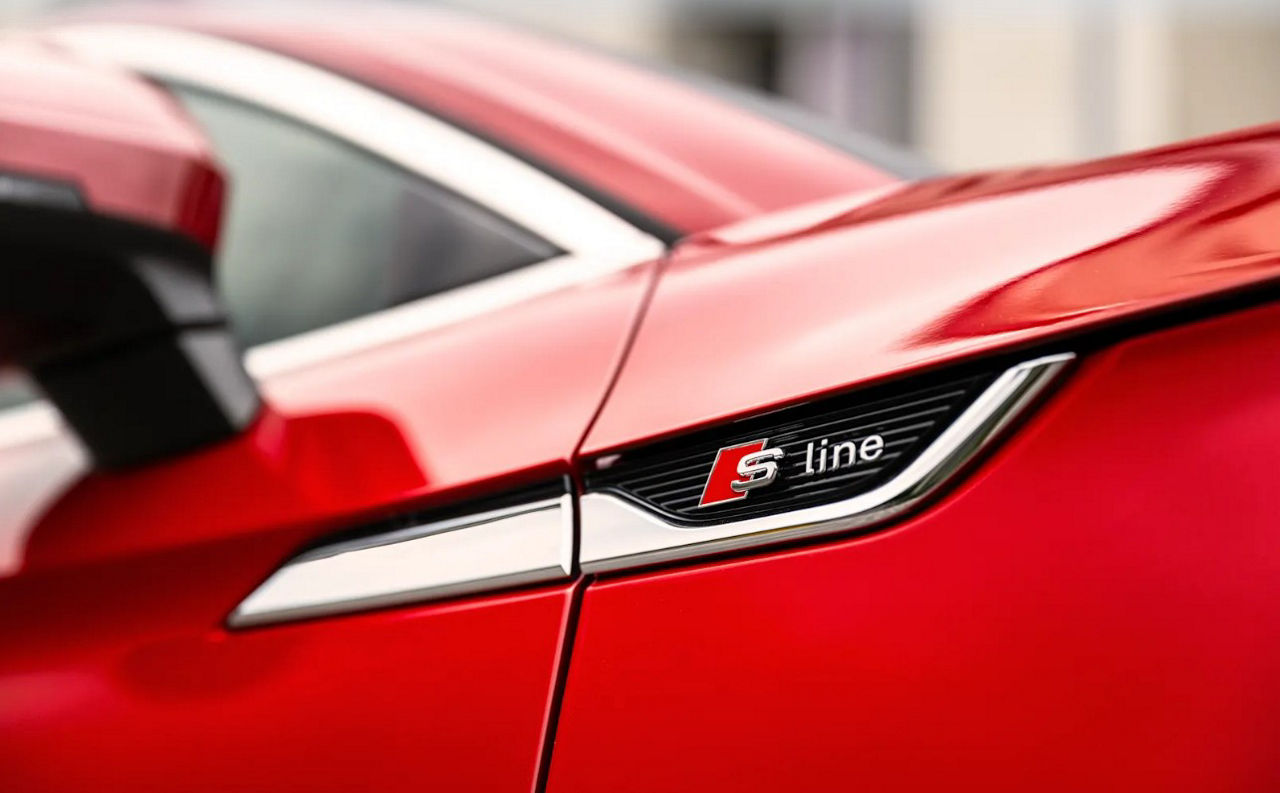 Right profile view of an Audi Q8 e-tron parked.