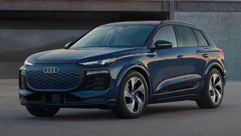 Vue de trois quarts d’une Audi Q6.