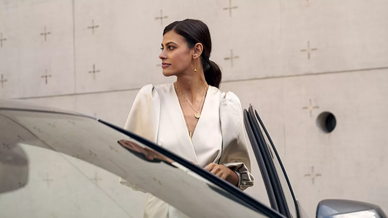 Client Audi entrant du côté conducteur d’un véhicule Audi.