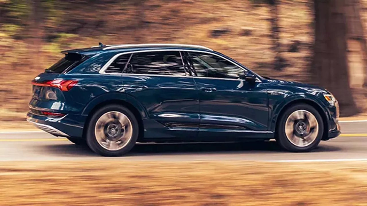 Vue de profil droit d’une Audi en accélération.