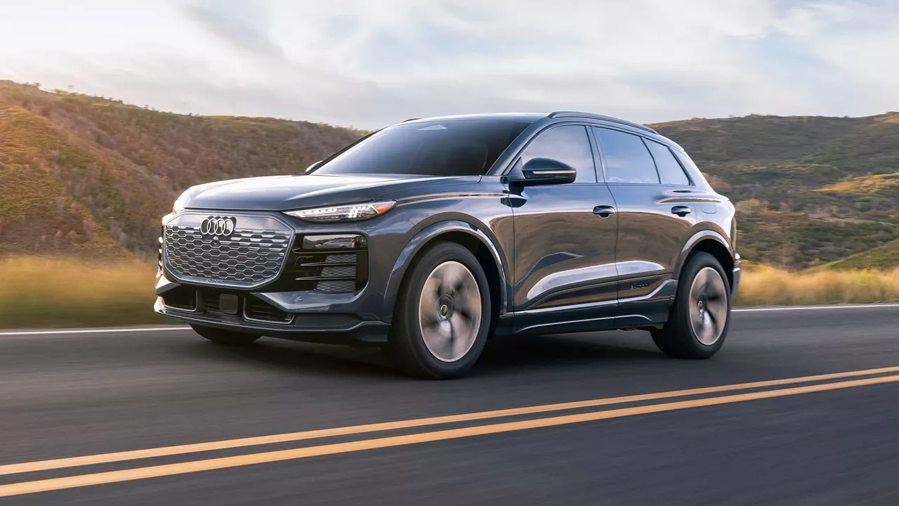 Vue de profil latéral d’une Audi Q6 e-tron en accélération.