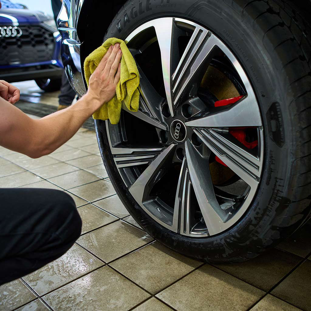 Pneu d’un véhicule Audi en cours d’entretien.