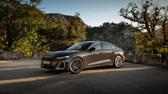 Un Audi Q5 stationné en plein air, au milieu des arbres