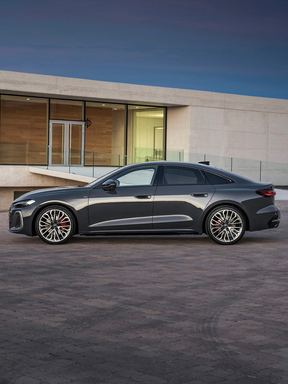 Vue de côté d’un Audi A5 stationné dans l’entrée