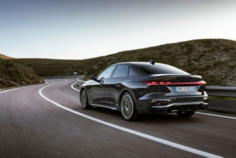 Vue arrière d’un Audi A5 roulant sur l’autoroute