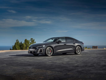 Vue de côté d’un Audi A5 stationné à distance