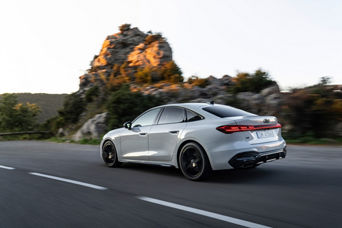 Un Audi A5 vu de côté et en angle, en train de rouler sur l’autoroute