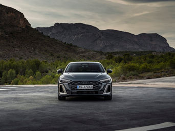 Vue de face d’un Audi A5 au loin