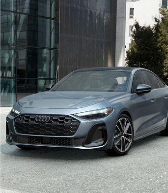 Vue de face d’un Audi A5 garé à l’extérieur