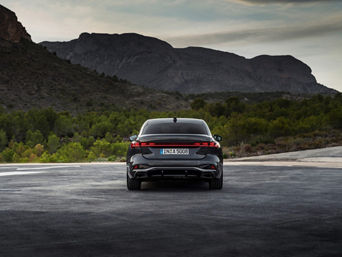 Vue arrière d’un Audi A5 stationné à distance en plein air