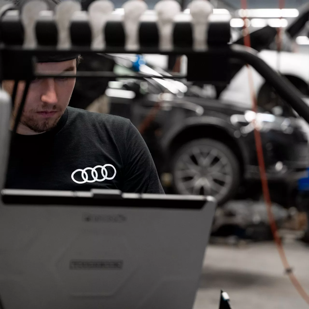 Un technicien Audi en train d’utiliser son ordinateur.