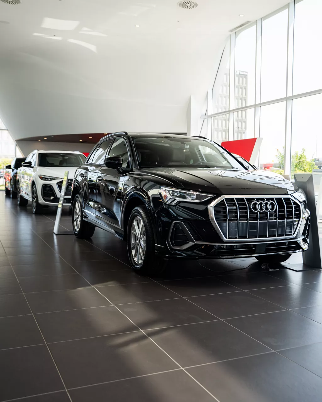 Une vue de face d’un showroom Audi.