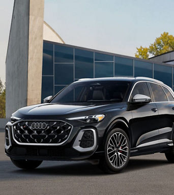 Vue d’angle d’un Audi Q5 garé