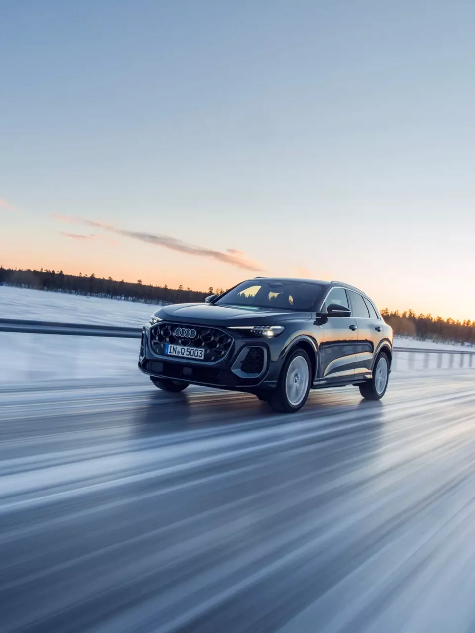 Vue d’un Audi Q5 en train de rouler sur l’autoroute