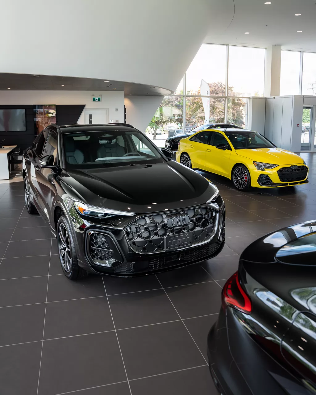 Photo de la salle d'exposition d'une concession Audi.