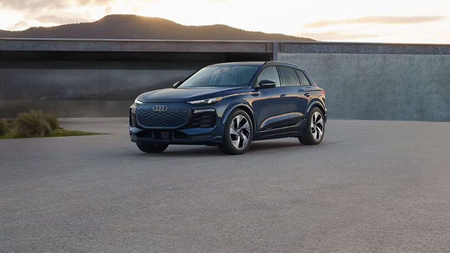 Right profile view of an Audi Q8 e-tron parked.