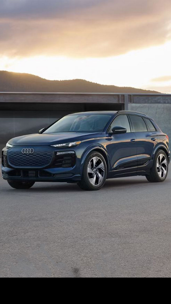 Right profile view of an Audi Q8 e-tron parked.
