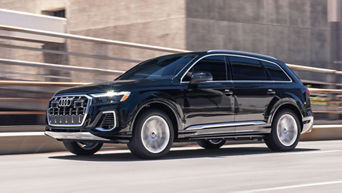 Three quarter profile view of an Audi Q7 parked.