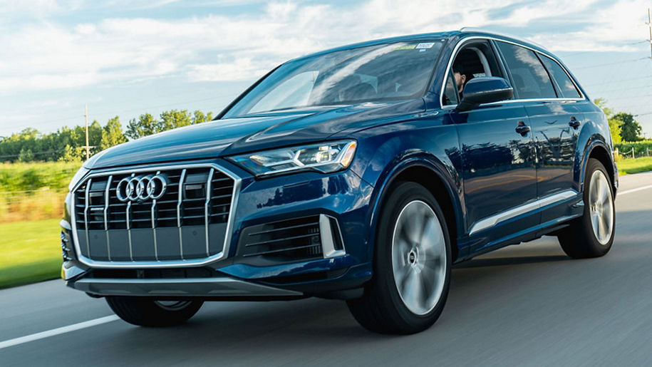 Right profile view of an Audi Q8 e-tron parked.