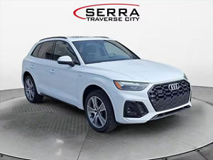 Side view on an Audi Q5 parked.