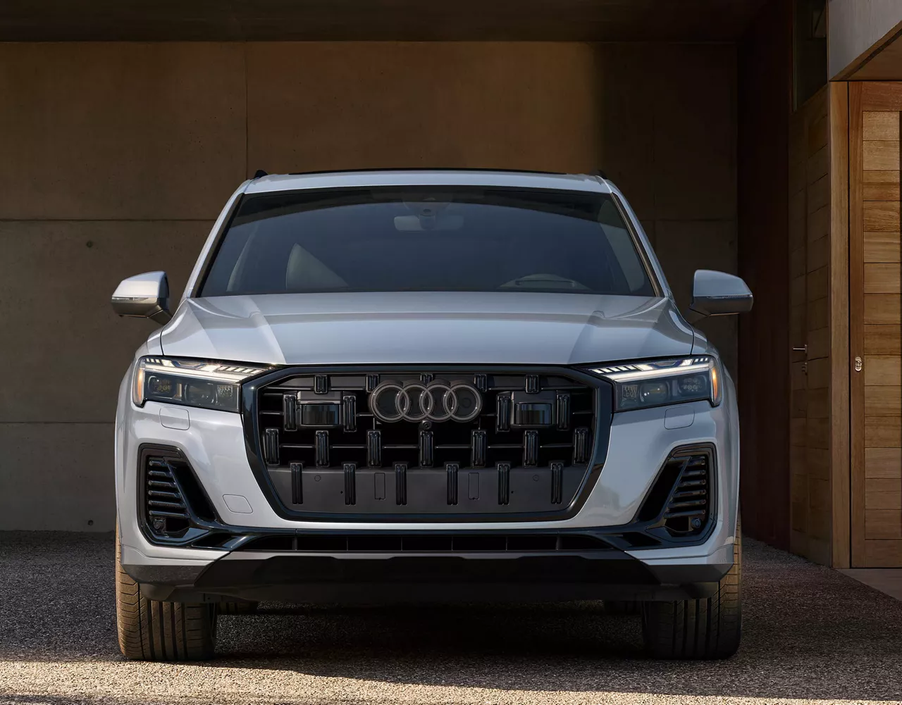 Front view of New 2025 Audi Q7
