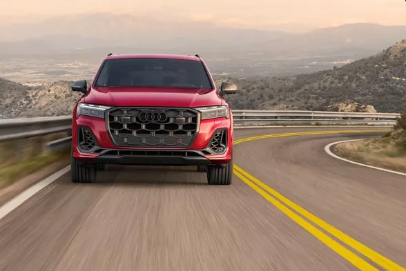 Audi SQ7 accelerating. 