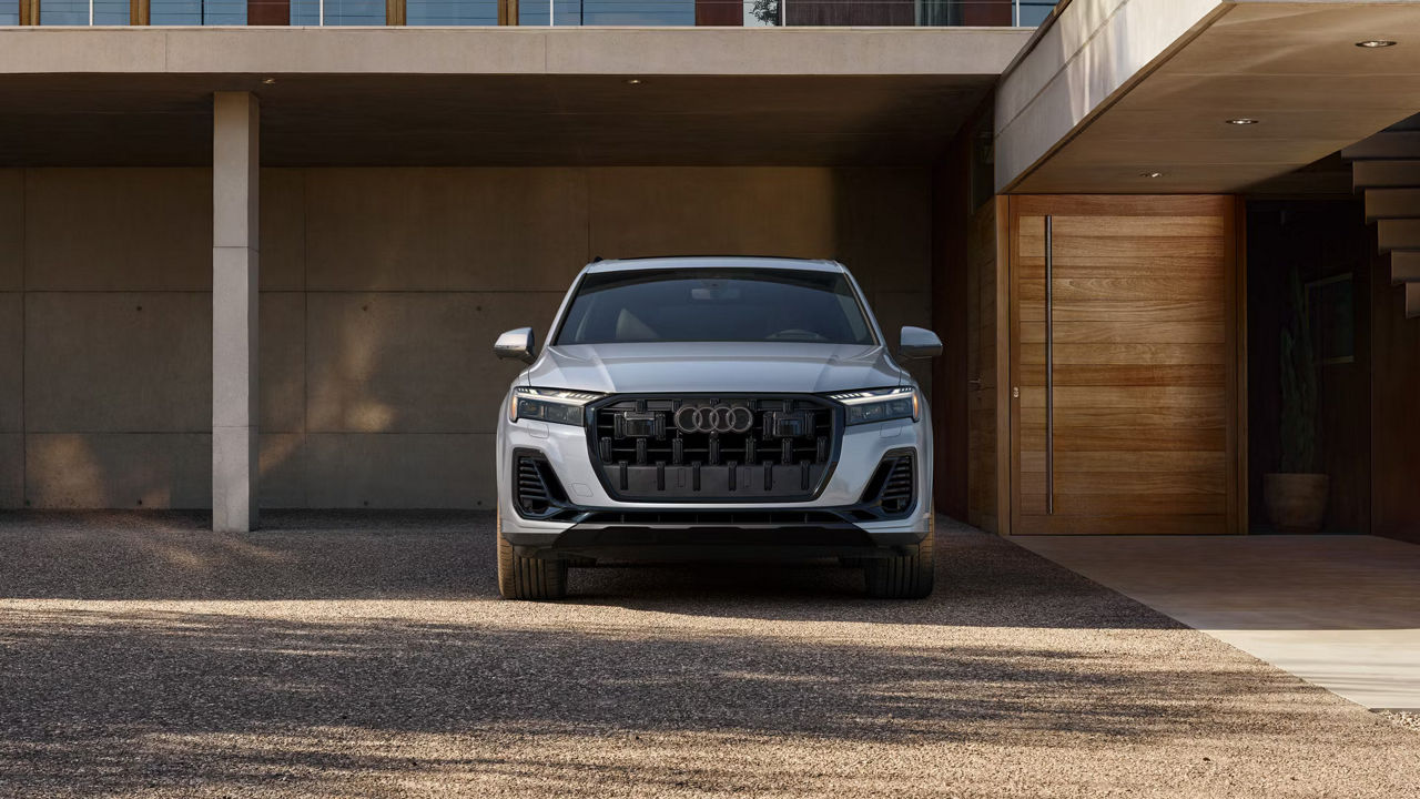 Image of a grey Audi Q7 from the front