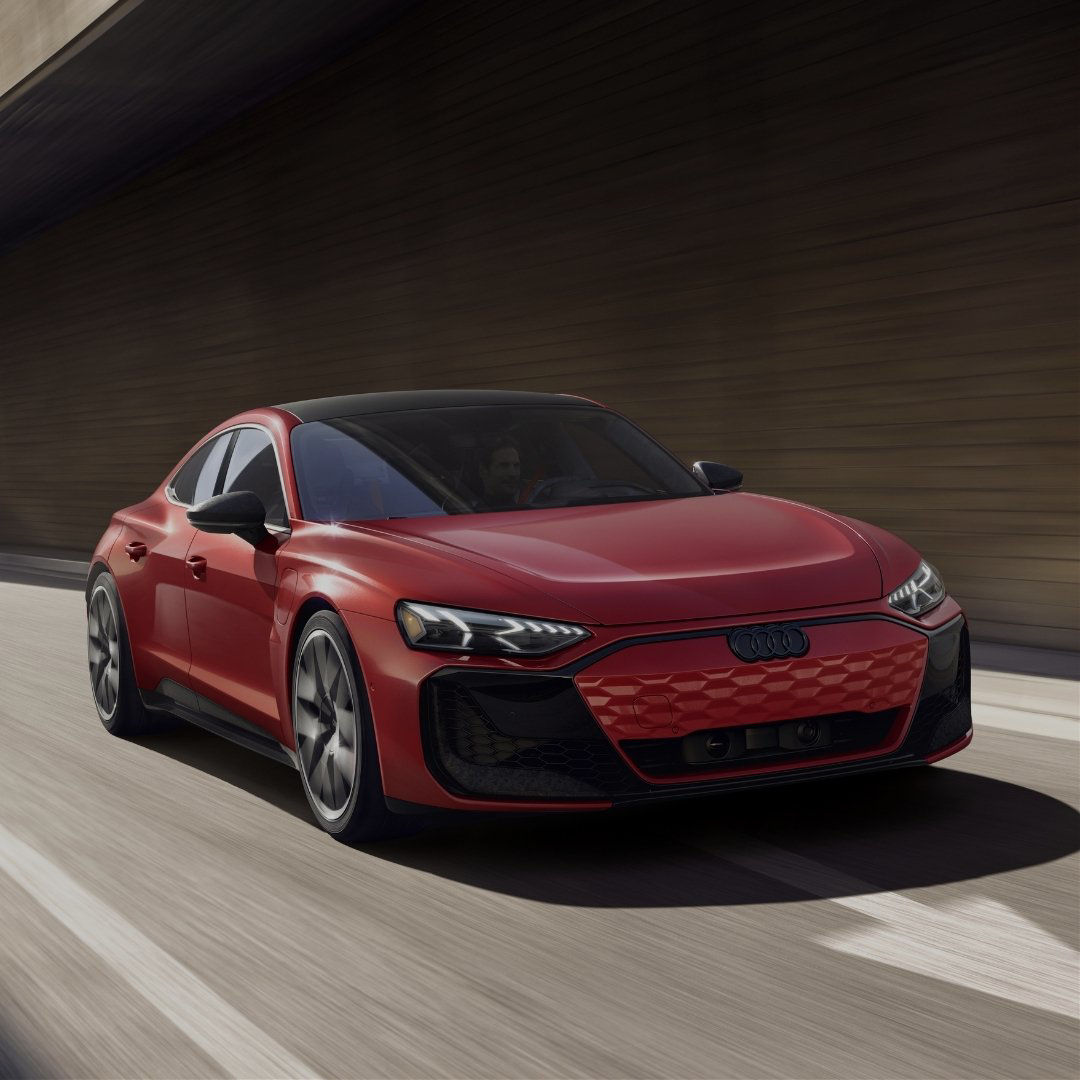 Left profile view of an Audi Q7 accelerating.