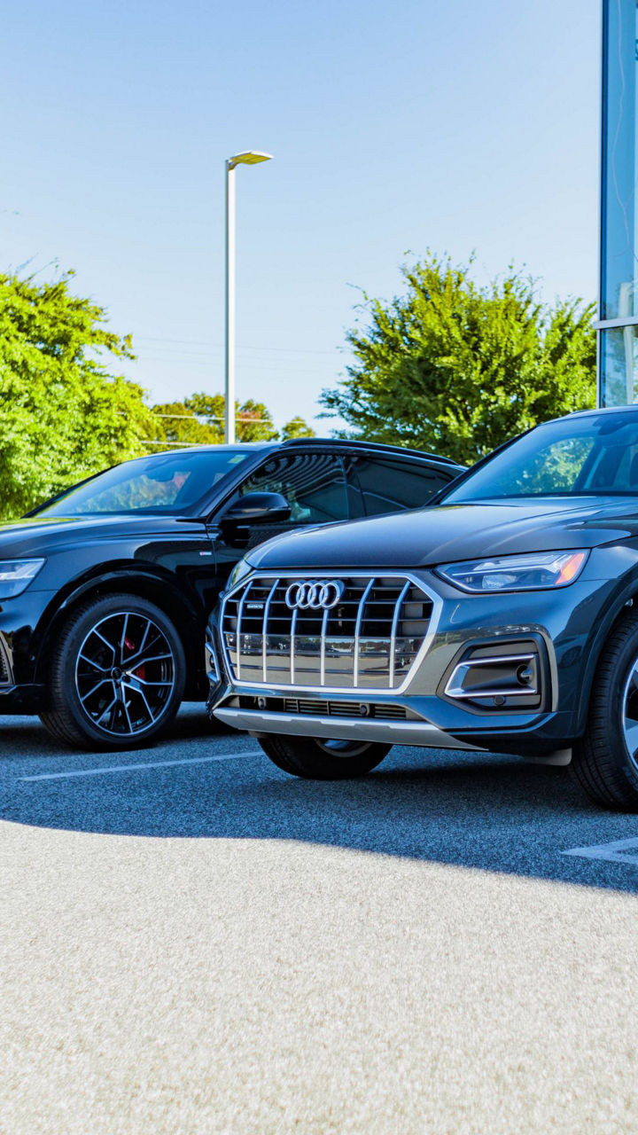 Left profile view of an Audi Q7 accelerating.