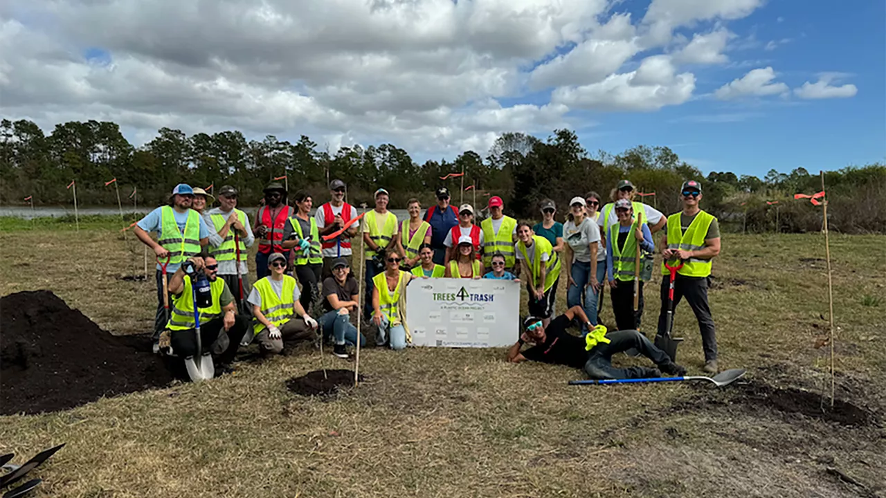  A team photo while doing community work outside.