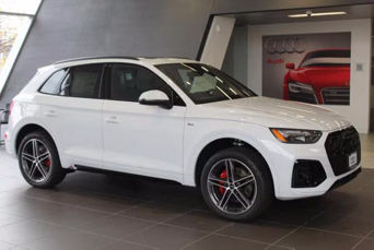 Side view of an Audi Q5 Plug-in Hybrid