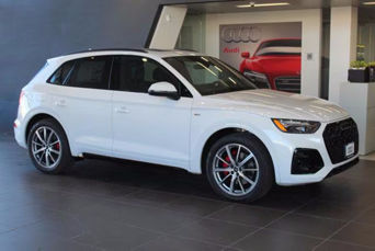 Side view of a 2025 Audi Q5 Plug-in Hybrid