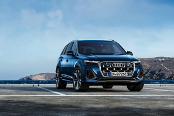 front facing 2025 Audi Q7 parked outside