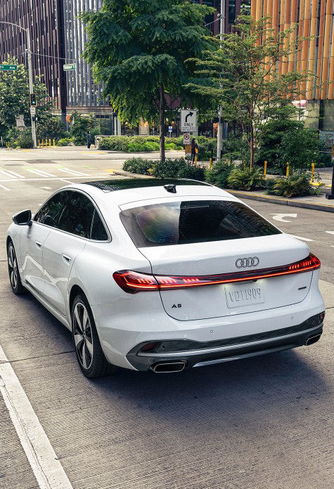 Right profile view of an Audi Q8 e-tron parked.
