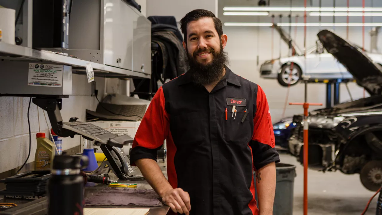 Image of Hoehn service employee
