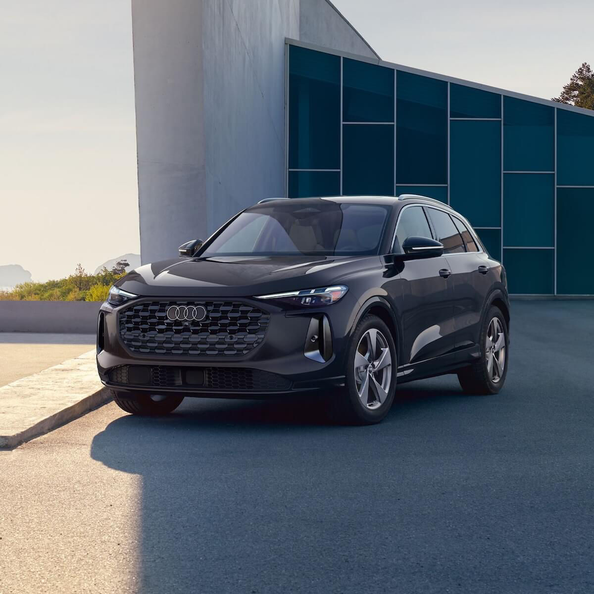 Front 3/4 view of a new Audi Q5