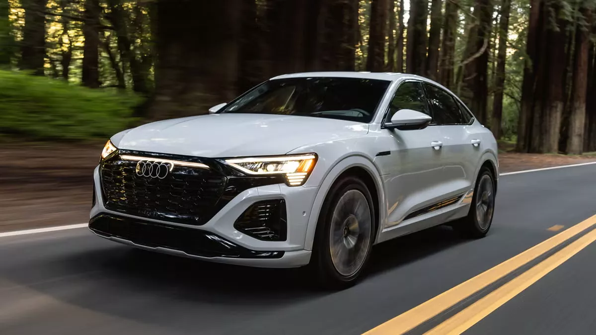 White 2025 Audi SQ8