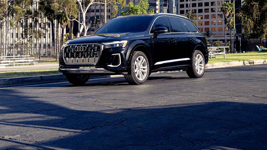 Right profile view of an Audi Q7 parked.