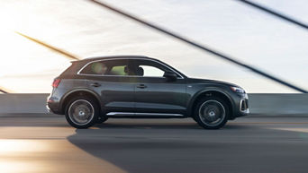 Exterior side profile of an Audi Q5 accelerating.