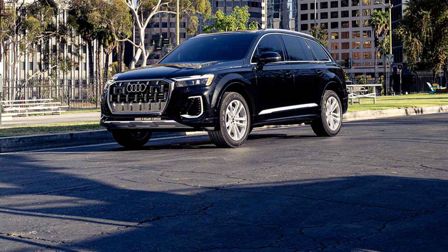 Left profile view of an Audi Q7 parked.
