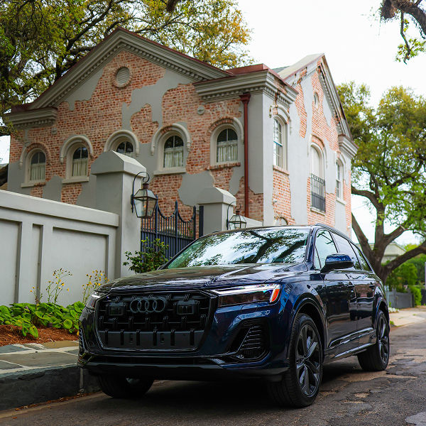 Left profile view of an Audi Q7 parked.