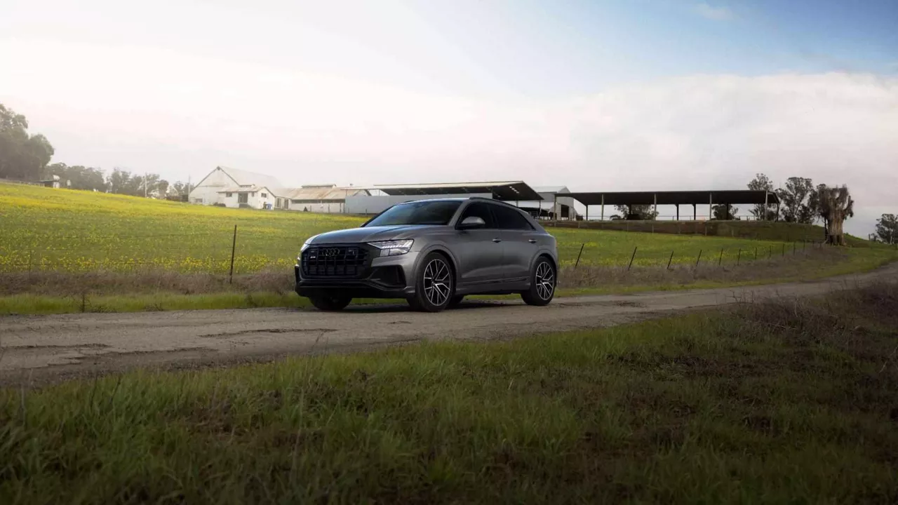 Front profile view of an Audi SQ8 accellerating.