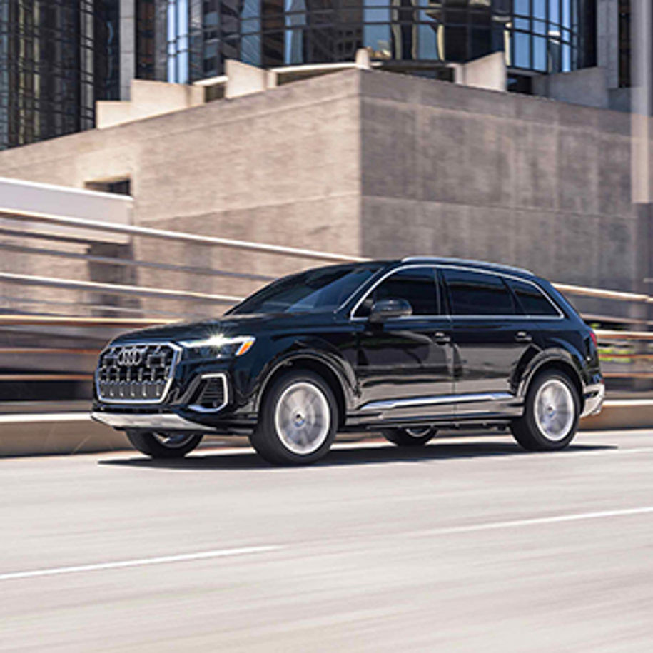 Left profile view of an Audi Q7 accelerating.